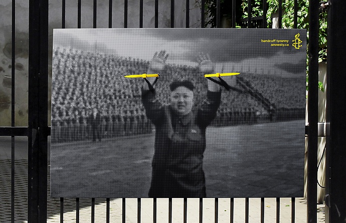 Amnesty International: Handcuff tyranny, 1